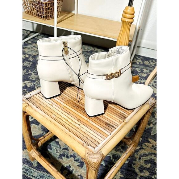 Liz Claiborne NWT Ivory LC Mesa Gold Chain Booties - Picture 4 of 5